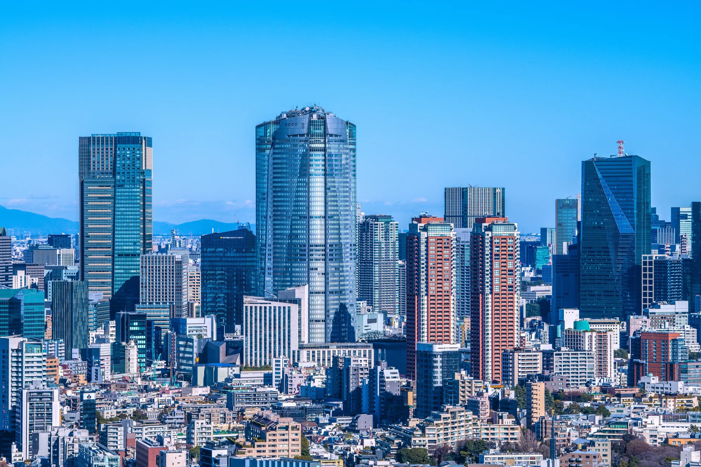 坂と緑、住宅地が重なる麻布地区の街並み
